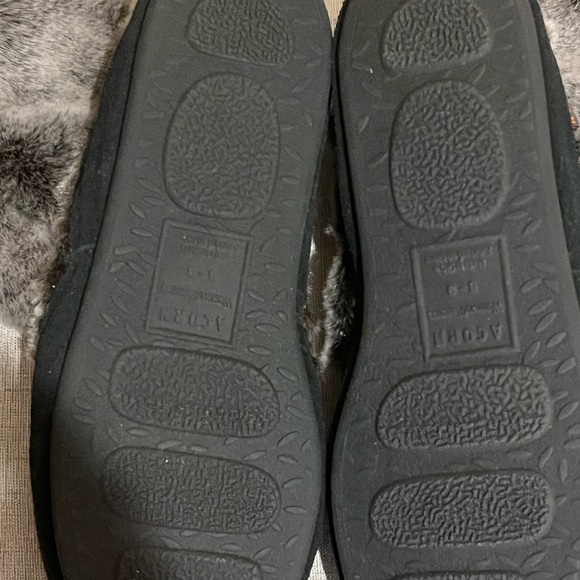 Acorn Gray and Black Slippers with Plush Material and Cozy Texture - Picture 4 of 8